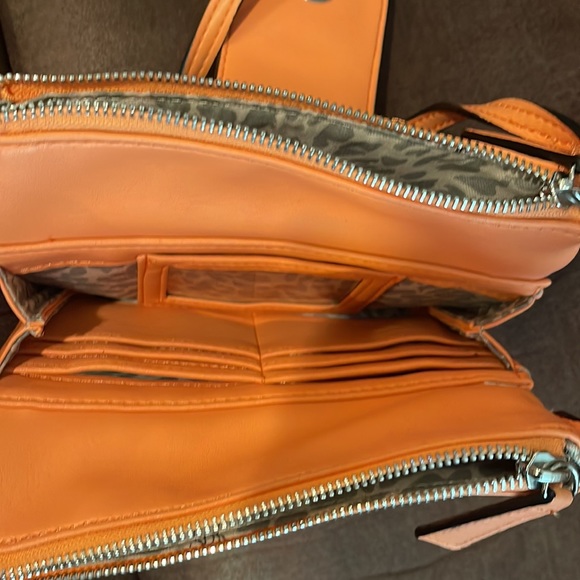 Guess cross-body purse - new without tags - Picture 4 of 8